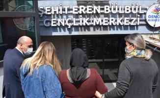 Şehit Eren Bülbül&#039;ün annesi oğlunun isminin verildiği gençlik merkezini ziyaret etti