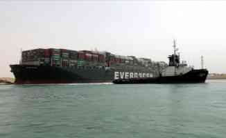 Süveyş Kanalı&#039;nda karaya oturan yük gemisini kurtarma çalışmaları sürüyor