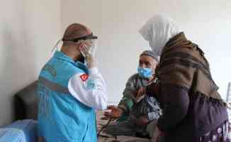 Van&#039;da sağlık çalışanları kırsal mahalleleri dolaşarak yaşlıların Kovid-19 aşılarını yapıyor