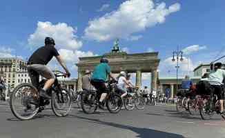 Almanya&#039;da hükümetin ulaşım ve iklim politikaları bisiklet konvoylarıyla protesto edildi