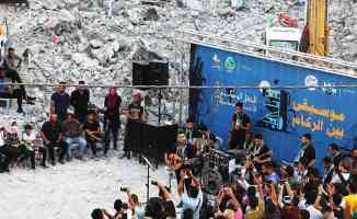 Filistinli müzik grubu, Gazze Şeridi&#039;nde İsrail&#039;in saldırılarında yıkılan binanın enkazı üzerinde konser verdi