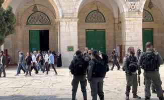 İsrail polisi korumasındaki fanatik Yahudiler Mescid-i Aksa&#039;ya baskın düzenledi