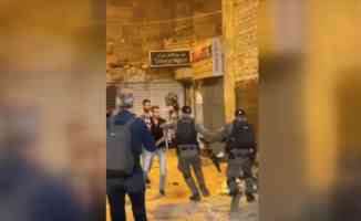 İsrail polisi Şam Kapısı&#039;nda akşam namazı kılan Filistinlilere saldırdı