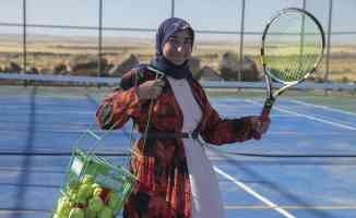 Şanlıurfalı üç çocuk annesi Fatma Karakeçi, kızı için yöresel kıyafetleriyle tenis kortuna çıktı