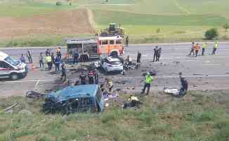 Sivas&#039;ta hafif ticari araç ile otomobil çarpıştı: 9 ölü