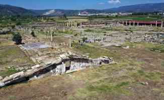 Magnesia Antik Kenti&#039;ndeki kazılarda hedef toprak altındaki Zeus tapınağı