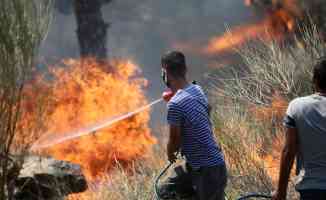 Mersin Silifke'deki orman yangınına müdahaleye vatandaşlar da destek veriyor