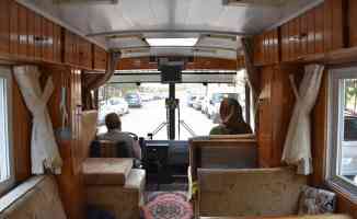 Motokaravana dönüştürdüğü eski model yolcu minibüsüyle Türkiye&#039;yi geziyor