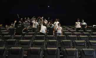 Sinema salonları misafirlerini yeniden ağırlamaya başladı
