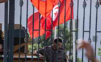 Tunus, Cumhurbaşkanı Said&#039;in &#039;darbe&#039; niteliğindeki kararlarının ardından zorlu bir yol ayrımına girdi
