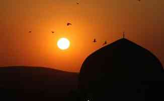 Mardin&#039;de tarihi yapılar gün batımında kartpostallık manzaralar oluşturuyor