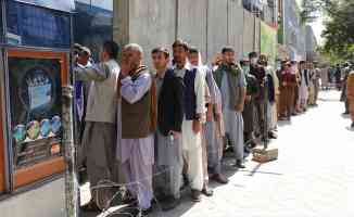 Afganistan'da nakit yetersizliği nedeniyle banka önünde kuyruklar oluşmaya devam ediyor