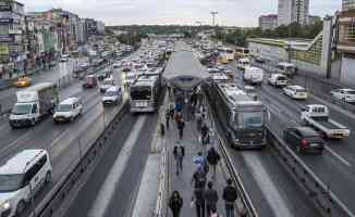 İstanbul&#039;da sağanağın etkisiyle trafik yoğunluğu arttı