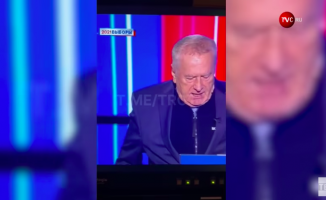 Jirinovski, televizyonda seçim tartışması sırasında pantolonunu düşürdü..VİDEO