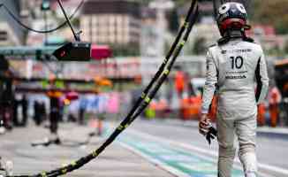 Rusya GP'de takımına kızan F1 Pilotu Pierre Gasly, aracına yumruk attı