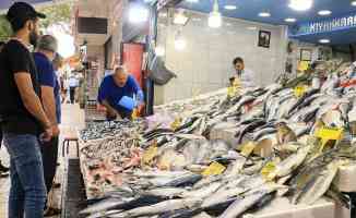 &#039;Vira Bismillah&#039; diyen balıkçıların avladığı balıklar tezgahları süsledi