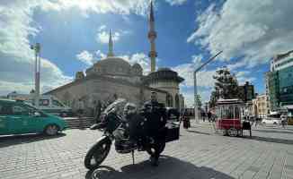 Taksim Camisi&#039;nin imamı motosikletiyle ilgi odağı oluyor