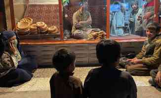 Afganistan&#039;da yoksul halk fırınların önünde bir ekmek için yardım bekliyor