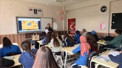 28 Şubat s&uuml;reci mağduru baş&ouml;rt&uuml;l&uuml; &ouml;ğretmenler, yeniden &ouml;ğrencilerine kavuşmaktan mutlu