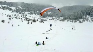 3. Abant Kış Uçuşları Festivali kapsamında paraşüt uçuşları gerçekleştirildi