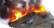 3 katlı apartmanın çatısı alev alev yandı