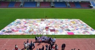 300 anne dünyanın en büyük sevgi battaniyesini ördü