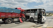 33 kişinin yaralandığı otobüs kazası kamerada