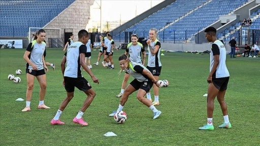 "4 kıta, 14 ülkeden 17 yabancı futbolcu"