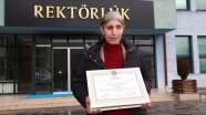 50 yaşındaki görme engelli Süheyla Köse'nin diploma sevinci