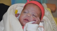 560 gramlık Gülizar bebek hayata tutundu