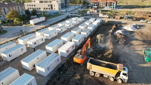 6,1'lik depremlerden etkilenen Sındırgı'da konteyner kent kurulumu aralıksız sürüyor
