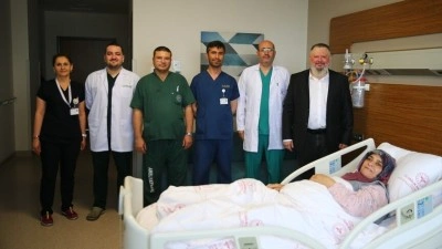 61 yaşındaki hastanın karnından 6 yılda 20 kilo 100 gramlık t&uuml;m&ouml;r &ccedil;ıkarıldı