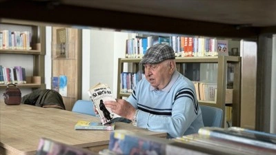 68 yıldır kitap okuyan emekli zabıt katibi, gen&ccedil;lere &ouml;rnek oluyor