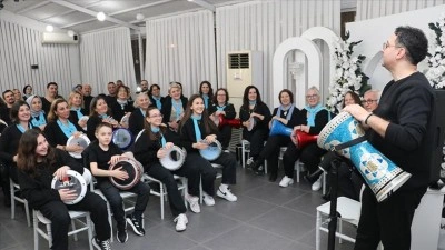 7'den 70'e aynı ritmi tutan eller, m&uuml;ziğin birleştirici g&uuml;c&uuml;nde huzur buluyor