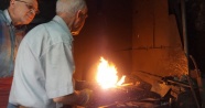72 yaşında oruç tutup yüzlerce derece ateşin başında çekiç sallıyor