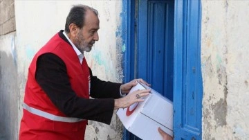 72 yaşındaki doktor mesai sonrası Türk Kızılay yeleğini giyip yardım dağıtıyor