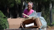 75 yaşındaki Ayşe teyze ekmeğini karton toplayarak kazanıyor