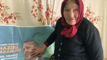 76 yaşındaki kadının Cumhurbaşkanı Erdoğan sevgisi güvenlik kamerasına yansıdı