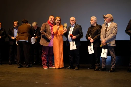 78 yaşında 60 yıllık usta gazeteciye &ouml;d&uuml;l -Sel&ccedil;uk Aka, magazin d&uuml;nyasından yazdı-