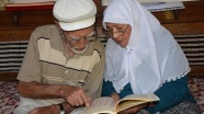 82 sinde Kur an öğrendi, şimdi de eşine öğretiyor