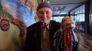 85 yaşında sokaklarda tesbih satıyor