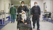 96 yaşında koronavirüsü yendi, hastaneden alkışlarla taburcu edildi