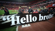 A Milli Futbol Takımı ısınmaya 'Hello brother' yazılı pankartla çıktı