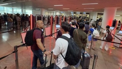 AB'nin yeni giriş &ccedil;ıkış sistemi Br&uuml;ksel Havalimanı'nda uzun kuyruklara yol a&ccedil;maya devam ed
