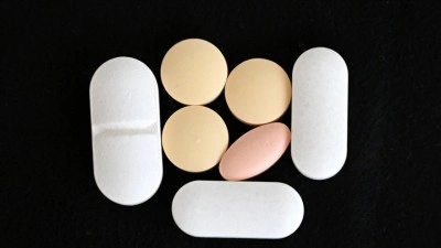ABD, bazı ithal patentli ila&ccedil;lara y&uuml;zde 100 g&uuml;mr&uuml;k vergisi getirirken metal tarifelerini d&uuml;zenledi