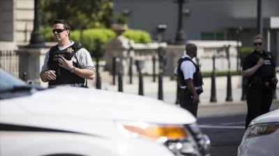 ABD'de Beyaz Saray'ın yakınlarındaki barikata &ccedil;arpan minib&uuml;s&uuml;n s&uuml;r&uuml;c&uuml;s&uuml; g&ouml;zaltına alındı