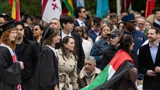 ABD'de Brown Üniversitesindeki mezuniyet töreninde öğrenciler Filistin bayrakları taşıdı
