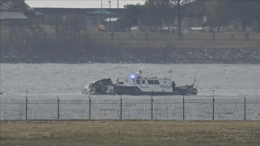ABD'de helikopterin Mississippi Nehri'nde mavnanın üzerine düşmesi sonucu 2 kişi öldü