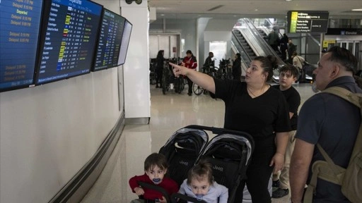 ABD'de hükümetin kapanmasıyla artan personel yetersizliği nedeniyle 9 binden fazla uçuş ertelen