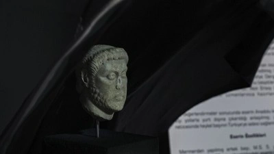ABD'den iade edilen Smyrna Antik Kenti k&ouml;kenli heykel başı İzmir'de ziyarete a&ccedil;ıldı